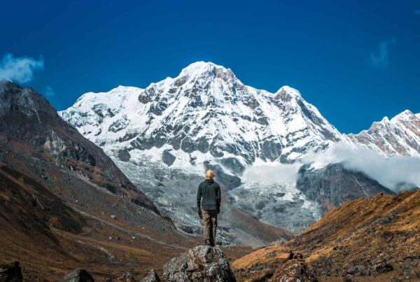 A women standing in front of a mountain to represent how to create meaningful goals